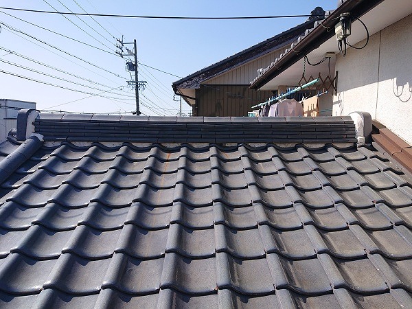 棟の下の漆喰